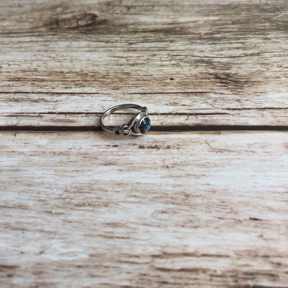 Jewelry - 925 sterling silver mother of pearl ring size 5